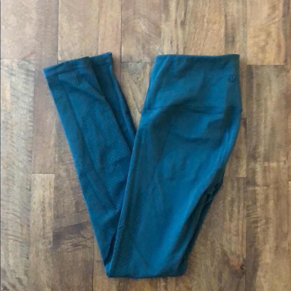 Lululemon size 4 teal laser cut crops
